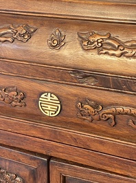 Rre cabinet de curiosit&eacute;s de type 'duo bao ge' en bois huanghuali &agrave; d&eacute;cor de chilongs, Chine, 18/19&egrave;me