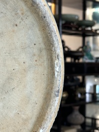 Een grote Chinese blauw-witte vissenkom, Jiaqing