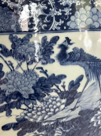 Een grote Chinese blauw-witte vissenkom, Jiaqing