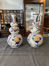 Een paar Chinese famille verte-Imari kalebasvazen, Kangxi