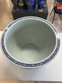 Een grote Chinese blauw-witte vissenkom, Jiaqing