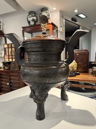 Important br&ucirc;le-parfum tripod en bronze &agrave; d&eacute;cor de taotie au couvercle en bois, Chine, Ming