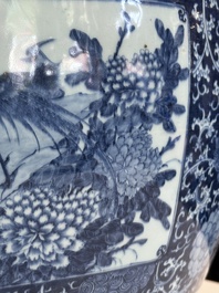 Een grote Chinese blauw-witte vissenkom, Jiaqing