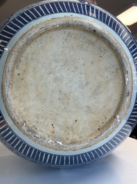 Een grote Chinese blauw-witte vissenkom, Jiaqing