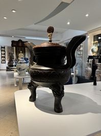 Important br&ucirc;le-parfum tripod en bronze &agrave; d&eacute;cor de taotie au couvercle en bois, Chine, Ming