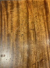 Een grote rechthoekige Chinese huanghuali houten tafel, 19/20e eeuw