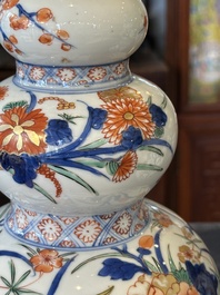 Een paar Chinese famille verte-Imari kalebasvazen, Kangxi