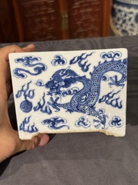 Een Chinese blauw-witte jardini&egrave;re met draken, Guangxu