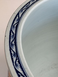 Een grote Chinese blauw-witte vissenkom, Jiaqing