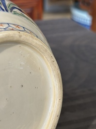 Een paar Chinese famille verte-Imari kalebasvazen, Kangxi