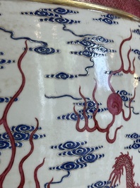 Grand aquarium en porcelaine de Chine en &eacute;maux bleu et rose &agrave; d&eacute;cor de dragons, 19/20&egrave;me