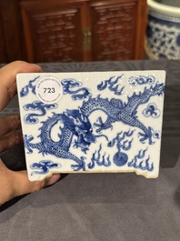Een Chinese blauw-witte jardini&egrave;re met draken, Guangxu