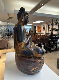 Een fraai en groot Japans verguld en gelakt houten beeld van een Boeddha Shaka, Edo