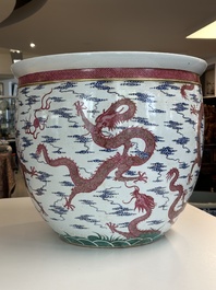 Grand aquarium en porcelaine de Chine en &eacute;maux bleu et rose &agrave; d&eacute;cor de dragons, 19/20&egrave;me