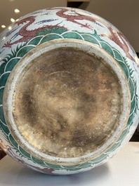 Grand aquarium en porcelaine de Chine en &eacute;maux bleu et rose &agrave; d&eacute;cor de dragons, 19/20&egrave;me