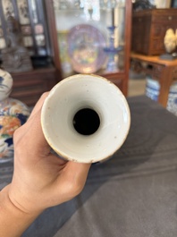 Een paar Chinese famille verte-Imari kalebasvazen, Kangxi