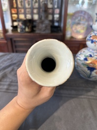 Een paar Chinese famille verte-Imari kalebasvazen, Kangxi