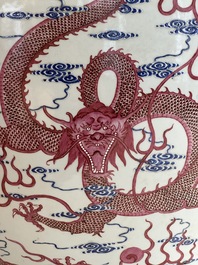 Grand aquarium en porcelaine de Chine en &eacute;maux bleu et rose &agrave; d&eacute;cor de dragons, 19/20&egrave;me