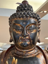Een fraai en groot Japans verguld en gelakt houten beeld van een Boeddha Shaka, Edo