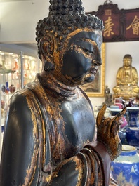 Een fraai en groot Japans verguld en gelakt houten beeld van een Boeddha Shaka, Edo