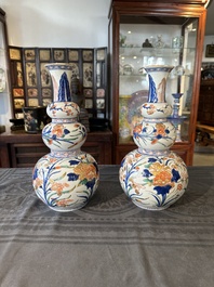 Een paar Chinese famille verte-Imari kalebasvazen, Kangxi