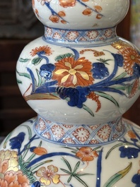 Een paar Chinese famille verte-Imari kalebasvazen, Kangxi