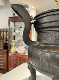 Important br&ucirc;le-parfum tripod en bronze &agrave; d&eacute;cor de taotie au couvercle en bois, Chine, Ming