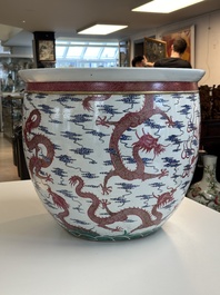 Grand aquarium en porcelaine de Chine en &eacute;maux bleu et rose &agrave; d&eacute;cor de dragons, 19/20&egrave;me