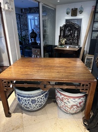 Een grote rechthoekige Chinese huanghuali houten tafel, 19/20e eeuw