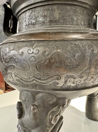 Important br&ucirc;le-parfum tripod en bronze &agrave; d&eacute;cor de taotie au couvercle en bois, Chine, Ming