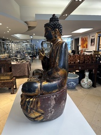 Een fraai en groot Japans verguld en gelakt houten beeld van een Boeddha Shaka, Edo