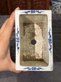 Een Chinese blauw-witte jardini&egrave;re met draken, Guangxu