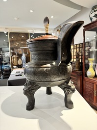 Important br&ucirc;le-parfum tripod en bronze &agrave; d&eacute;cor de taotie au couvercle en bois, Chine, Ming