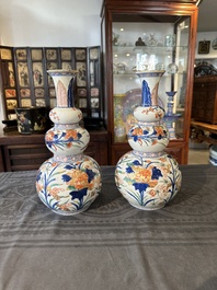 Een paar Chinese famille verte-Imari kalebasvazen, Kangxi