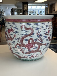Grand aquarium en porcelaine de Chine en &eacute;maux bleu et rose &agrave; d&eacute;cor de dragons, 19/20&egrave;me