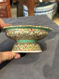 Een Chinese Bencharong kom, dekselkom en tazza voor de Thaise markt, 19e eeuw