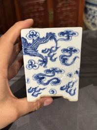 Een Chinese blauw-witte jardini&egrave;re met draken, Guangxu