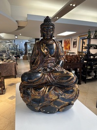 Een fraai en groot Japans verguld en gelakt houten beeld van een Boeddha Shaka, Edo