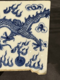 Een Chinese blauw-witte jardini&egrave;re met draken, Guangxu
