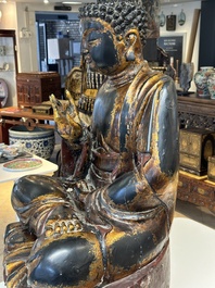 Een fraai en groot Japans verguld en gelakt houten beeld van een Boeddha Shaka, Edo