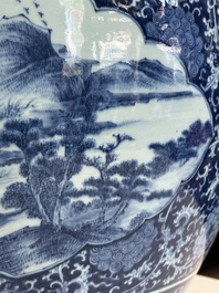 Een grote Chinese blauw-witte vissenkom, Jiaqing
