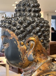 Een fraai en groot Japans verguld en gelakt houten beeld van een Boeddha Shaka, Edo