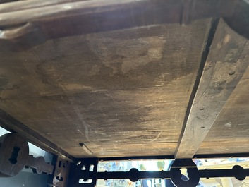 Een grote rechthoekige Chinese huanghuali houten tafel, 19/20e eeuw