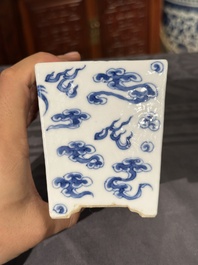 Een Chinese blauw-witte jardini&egrave;re met draken, Guangxu