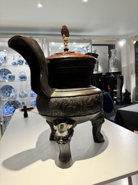 Important br&ucirc;le-parfum tripod en bronze &agrave; d&eacute;cor de taotie au couvercle en bois, Chine, Ming