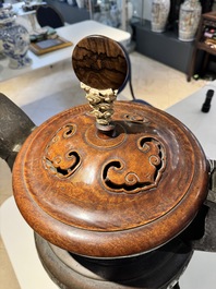 Important br&ucirc;le-parfum tripod en bronze &agrave; d&eacute;cor de taotie au couvercle en bois, Chine, Ming