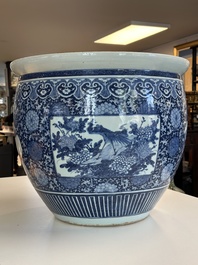 Een grote Chinese blauw-witte vissenkom, Jiaqing