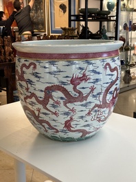 Grand aquarium en porcelaine de Chine en &eacute;maux bleu et rose &agrave; d&eacute;cor de dragons, 19/20&egrave;me