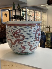 Grand aquarium en porcelaine de Chine en &eacute;maux bleu et rose &agrave; d&eacute;cor de dragons, 19/20&egrave;me