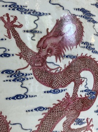 Grand aquarium en porcelaine de Chine en &eacute;maux bleu et rose &agrave; d&eacute;cor de dragons, 19/20&egrave;me